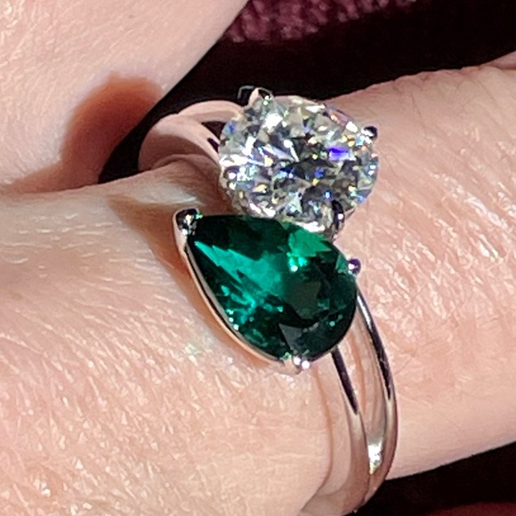 Toi et Moi Ring. - 1.61ct Emerald & 2ct Moissanite - Picture 4 of 7